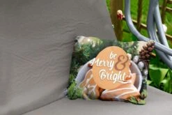 Coussins D'extérieur - Jardin - Citation Pour La Maison à Noël 'Soyez Joyeux Et Lumineux' Sur Fond De Biscuits De Noël - 50x30 Cm -Jingle Bells Boutique 1200x800 1846