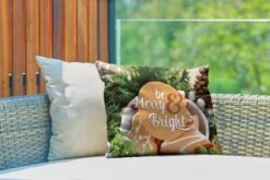 Coussins D'extérieur - Jardin - Citation Pour La Maison à Noël 'Soyez Joyeux Et Lumineux' Sur Fond De Biscuits De Noël - 50x30 Cm -Jingle Bells Boutique 1200x800 1847