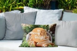 Coussins D'extérieur - Jardin - Citation Pour La Maison à Noël 'Soyez Joyeux Et Lumineux' Sur Fond De Biscuits De Noël - 50x30 Cm -Jingle Bells Boutique 1200x800 1848