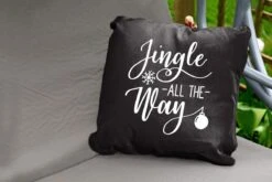 Coussins D'extérieur - Jardin - Citation De Noël Jingle All Way Sur Fond Noir - 60x60 Cm 8 Coussins D'extérieur - Jardin - Citation De Noël Jingle All Way Sur Fond Noir - 60x60 Cm -Jingle Bells Boutique 1200x800 1858