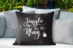 Coussins D'extérieur - Jardin - Citation De Noël Jingle All Way Sur Fond Noir - 60x60 Cm 10 Coussins D'extérieur - Jardin - Citation De Noël Jingle All Way Sur Fond Noir - 60x60 Cm -Jingle Bells Boutique 1200x800 1860