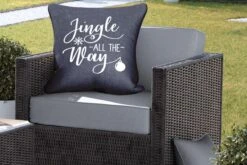 Coussins D'extérieur - Jardin - Citation De Noël Jingle All Way Sur Fond Noir - 60x60 Cm 11 Coussins D'extérieur - Jardin - Citation De Noël Jingle All Way Sur Fond Noir - 60x60 Cm -Jingle Bells Boutique 1200x800 1861