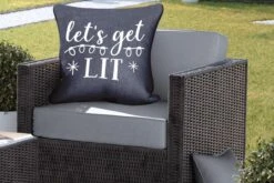 Coussins D'extérieur - Jardin - Citation De Noël Allumons - Nous Sur Fond Noir - 60x60 Cm 11 Coussins D'extérieur - Jardin - Citation De Noël Allumons - Nous Sur Fond Noir - 60x60 Cm -Jingle Bells Boutique 1200x800 1865