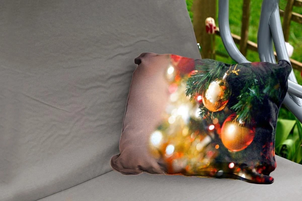 Coussins D'extérieur - Jardin - Les Boules De Noël Rouge Et Or Brillantes Sur Une Branche D'arbre De Noël - 60x40 Cm 4 Coussins D'extérieur - Jardin - Les Boules De Noël Rouge Et Or Brillantes Sur Une Branche D'arbre De Noël - 60x40 Cm – Image 2