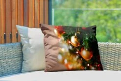 Coussins D'extérieur - Jardin - Les Boules De Noël Rouge Et Or Brillantes Sur Une Branche D'arbre De Noël - 60x40 Cm 9 Coussins D'extérieur - Jardin - Les Boules De Noël Rouge Et Or Brillantes Sur Une Branche D'arbre De Noël - 60x40 Cm -Jingle Bells Boutique 1200x800 1871