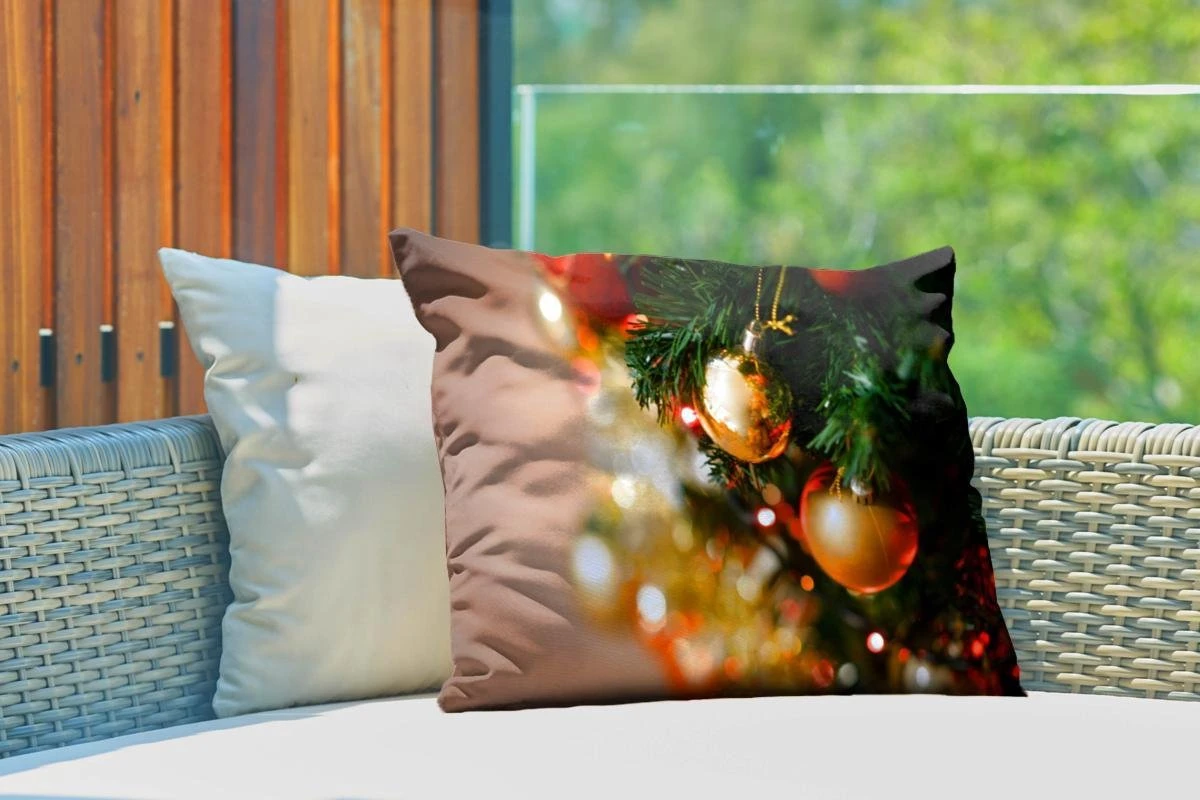 Coussins D'extérieur - Jardin - Les Boules De Noël Rouge Et Or Brillantes Sur Une Branche D'arbre De Noël - 60x40 Cm 5 Coussins D'extérieur - Jardin - Les Boules De Noël Rouge Et Or Brillantes Sur Une Branche D'arbre De Noël - 60x40 Cm – Image 3