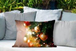 Coussins D'extérieur - Jardin - Les Boules De Noël Rouge Et Or Brillantes Sur Une Branche D'arbre De Noël - 60x40 Cm 10 Coussins D'extérieur - Jardin - Les Boules De Noël Rouge Et Or Brillantes Sur Une Branche D'arbre De Noël - 60x40 Cm -Jingle Bells Boutique 1200x800 1872