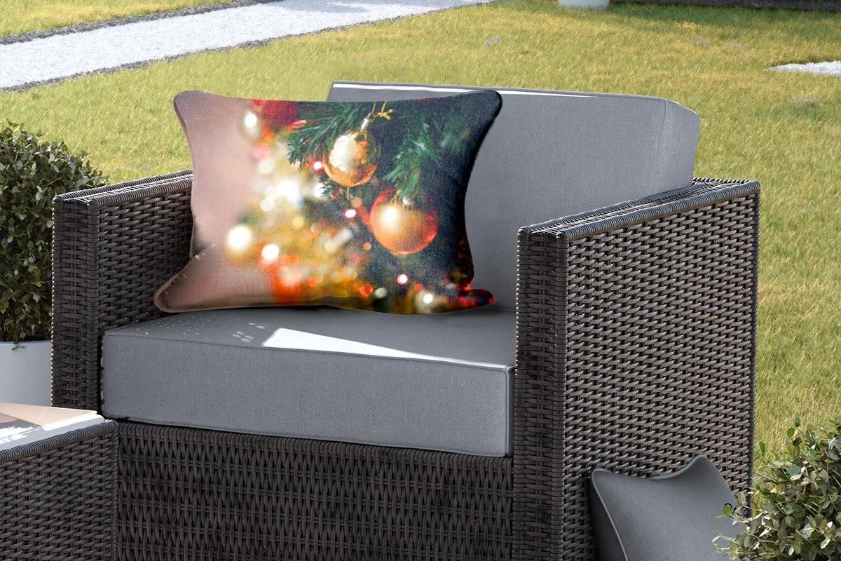Coussins D'extérieur - Jardin - Les Boules De Noël Rouge Et Or Brillantes Sur Une Branche D'arbre De Noël - 60x40 Cm 7 Coussins D'extérieur - Jardin - Les Boules De Noël Rouge Et Or Brillantes Sur Une Branche D'arbre De Noël - 60x40 Cm – Image 5