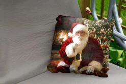 Coussins D'extérieur - Jardin - Père Noël Avec Un Sapin Coloré En Arrière-plan - 50x50 Cm -Jingle Bells Boutique 1200x800 1874