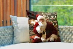 Coussins D'extérieur - Jardin - Père Noël Avec Un Sapin Coloré En Arrière-plan - 50x50 Cm -Jingle Bells Boutique 1200x800 1875