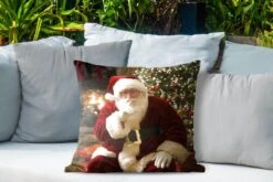 Coussins D'extérieur - Jardin - Père Noël Avec Un Sapin Coloré En Arrière-plan - 50x50 Cm -Jingle Bells Boutique 1200x800 1876