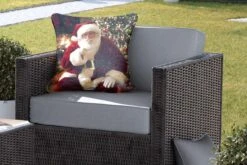 Coussins D'extérieur - Jardin - Père Noël Avec Un Sapin Coloré En Arrière-plan - 50x50 Cm -Jingle Bells Boutique 1200x800 1877