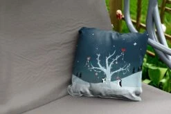 Coussins D'extérieur - Jardin - Illustration De Deux Pingouins Décorant Un Sapin De Noël - 40x40 Cm -Jingle Bells Boutique 1200x800 1878
