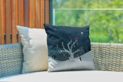 Coussins D'extérieur - Jardin - Illustration De Deux Pingouins Décorant Un Sapin De Noël - 40x40 Cm -Jingle Bells Boutique 1200x800 1879