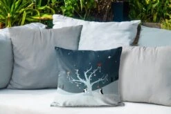 Coussins D'extérieur - Jardin - Illustration De Deux Pingouins Décorant Un Sapin De Noël - 40x40 Cm -Jingle Bells Boutique 1200x800 1880