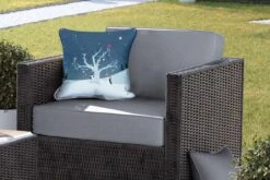 Coussins D'extérieur - Jardin - Illustration De Deux Pingouins Décorant Un Sapin De Noël - 40x40 Cm -Jingle Bells Boutique 1200x800 1881