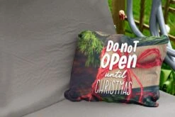 Coussins D'extérieur - Jardin - Citation Pour La Maison à Noël 'Ne Pas Ouvrir Avant Noël' Sur Fond Avec Un Cadeau - 60x40 Cm -Jingle Bells Boutique 1200x800 1882