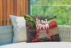 Coussins D'extérieur - Jardin - Citation Pour La Maison à Noël 'Ne Pas Ouvrir Avant Noël' Sur Fond Avec Un Cadeau - 60x40 Cm -Jingle Bells Boutique 1200x800 1883