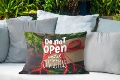 Coussins D'extérieur - Jardin - Citation Pour La Maison à Noël 'Ne Pas Ouvrir Avant Noël' Sur Fond Avec Un Cadeau - 60x40 Cm -Jingle Bells Boutique 1200x800 1884