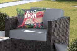 Coussins D'extérieur - Jardin - Citation Pour La Maison à Noël 'Ne Pas Ouvrir Avant Noël' Sur Fond Avec Un Cadeau - 60x40 Cm -Jingle Bells Boutique 1200x800 1885