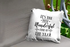 Coussins D'extérieur - Jardin - Citation De Noël C'est La Plus Belle Période De L'année Sur Fond Blanc - 50x50 Cm -Jingle Bells Boutique 1200x800 1886