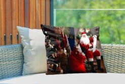 Coussins D'extérieur - Jardin - Père Noël Assis Sur Une Chaise Avec Sac Plein De Cadeaux - 60x40 Cm -Jingle Bells Boutique 1200x800 1891