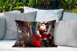 Coussins D'extérieur - Jardin - Père Noël Assis Sur Une Chaise Avec Sac Plein De Cadeaux - 60x40 Cm -Jingle Bells Boutique 1200x800 1892