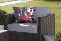 Coussins D'extérieur - Jardin - Père Noël Assis Sur Une Chaise Avec Sac Plein De Cadeaux - 60x40 Cm -Jingle Bells Boutique 1200x800 1893
