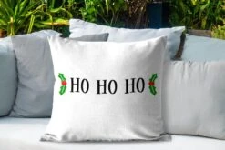 Coussins D'extérieur - Jardin - Citation De Noël Ho Ho Ho Sur Fond Blanc - 60x60 Cm -Jingle Bells Boutique 1200x800 1896