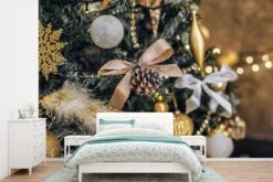 Papier Peint Photo Vinyle - Un Gros Plan De Décorations De Noël Du Sapin De Noël Largeur 600 Cm X Hauteur 400 Cm - Tirage Photo Sur Papier Peint (disponible En 7 Tailles)