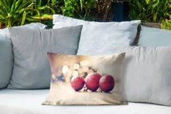 Coussins D'extérieur - Jardin - Trois Boules De Noël Rouges Et Lumières De Noël - 50x30 Cm -Jingle Bells Boutique 1200x800 1900