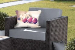 Coussins D'extérieur - Jardin - Trois Boules De Noël Rouges Et Lumières De Noël - 50x30 Cm -Jingle Bells Boutique 1200x800 1901