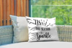 Coussins D'extérieur - Jardin - Citation De Noël C'est La Saison De Scintiller Sur Fond Blanc - 50x30 Cm -Jingle Bells Boutique 1200x800 1903