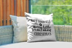 Coussins D'extérieur - Jardin - Citation De Noël Passez Un Joyeux Petit Noël Avec Un Fond Blanc - 45x45 Cm -Jingle Bells Boutique 1200x800 1907
