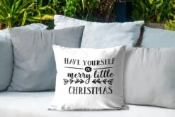 Coussins D'extérieur - Jardin - Citation De Noël Passez Un Joyeux Petit Noël Avec Un Fond Blanc - 45x45 Cm -Jingle Bells Boutique 1200x800 1908