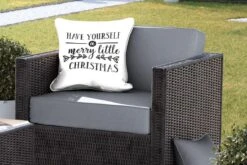 Coussins D'extérieur - Jardin - Citation De Noël Passez Un Joyeux Petit Noël Avec Un Fond Blanc - 45x45 Cm -Jingle Bells Boutique 1200x800 1909