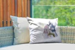 Coussins D'extérieur - Jardin - Une Famille De Poupées De Noël Sur Le Paysage Enneigé - 50x30 Cm -Jingle Bells Boutique 1200x800 1911