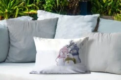 Coussins D'extérieur - Jardin - Une Famille De Poupées De Noël Sur Le Paysage Enneigé - 50x30 Cm -Jingle Bells Boutique 1200x800 1912