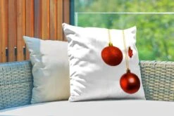 Coussins D'extérieur - Jardin - Une Paire De Boules De Noël Rouges Avec Une étoile De Noël Rouge - 50x50 Cm -Jingle Bells Boutique 1200x800 1915