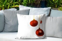 Coussins D'extérieur - Jardin - Une Paire De Boules De Noël Rouges Avec Une étoile De Noël Rouge - 50x50 Cm -Jingle Bells Boutique 1200x800 1916