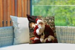 Coussins D'extérieur - Jardin - Père Noël Avec Un Sapin De Noël Coloré En Arrière-plan - 40x40 Cm -Jingle Bells Boutique 1200x800 1923