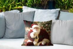 Coussins D'extérieur - Jardin - Père Noël Avec Un Sapin De Noël Coloré En Arrière-plan - 40x40 Cm -Jingle Bells Boutique 1200x800 1924