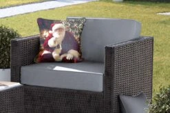 Coussins D'extérieur - Jardin - Père Noël Avec Un Sapin De Noël Coloré En Arrière-plan - 40x40 Cm -Jingle Bells Boutique 1200x800 1925