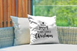 Coussins D'extérieur - Jardin - Citation Noël Passez Un Joyeux Petit Noël Avec Un Fond Blanc - 40x40 Cm -Jingle Bells Boutique 1200x800 1927