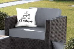 Coussins D'extérieur - Jardin - Citation Noël Passez Un Joyeux Petit Noël Avec Un Fond Blanc - 40x40 Cm -Jingle Bells Boutique 1200x800 1929