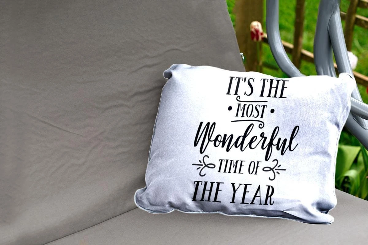 Coussins D'extérieur - Jardin - Citation De Noël C'est La Plus Belle Période De L'année Sur Fond Blanc - 60x40 Cm 4 Coussins D'extérieur - Jardin - Citation De Noël C'est La Plus Belle Période De L'année Sur Fond Blanc - 60x40 Cm – Image 2