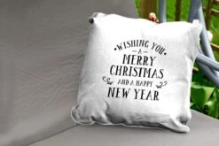 Coussins D'extérieur - Jardin - Citation De Noël Je Vous Souhaite Un Joyeux Noël Avec Un Fond Blanc - 60x60 Cm -Jingle Bells Boutique 1200x800 1954