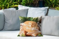 Coussins D'extérieur - Jardin - Citation Pour La Maison Pendant Noël 'Soyez Joyeux Et Lumineux' Sur Fond Avec Biscuits De Noël - 40x40 Cm -Jingle Bells Boutique 1200x800 1964