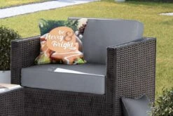 Coussins D'extérieur - Jardin - Citation Pour La Maison Pendant Noël 'Soyez Joyeux Et Lumineux' Sur Fond Avec Biscuits De Noël - 40x40 Cm -Jingle Bells Boutique 1200x800 1965