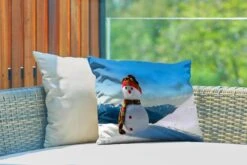 Coussins D'extérieur - Jardin - Une Poupée De Noël Dans Le Paysage Enneigé Pendant L'hiver - 50x30 Cm -Jingle Bells Boutique 1200x800 1983